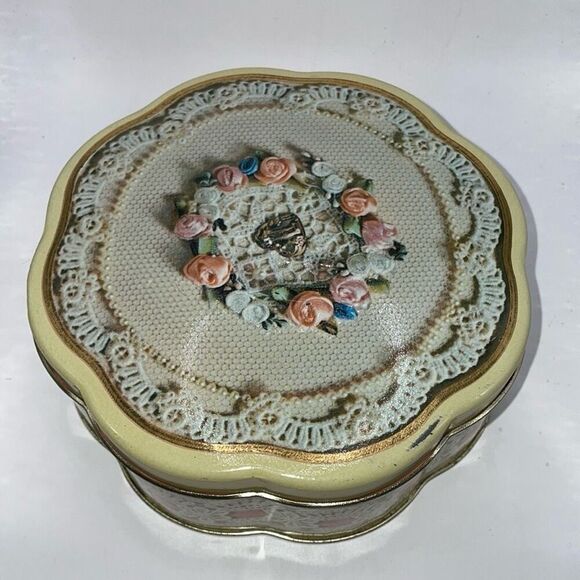 AVON Valentine’s Day Tin Powder Box Trinket Vintage 1981 Floral Lace Decor - Picture 1 of 8